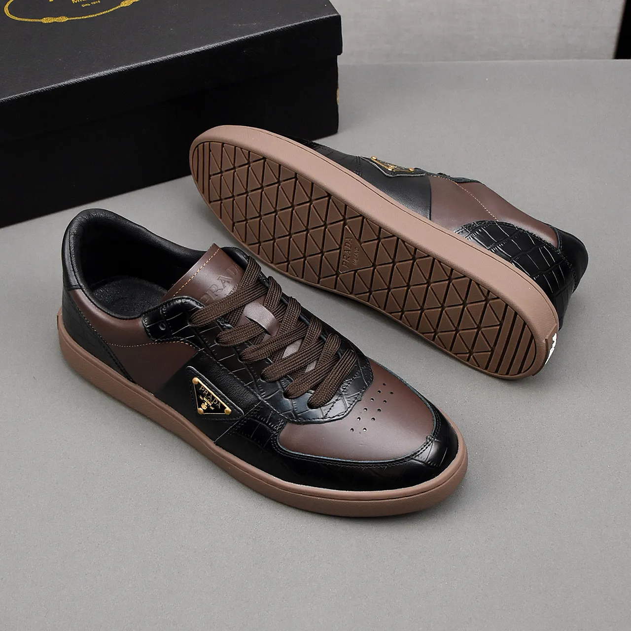 PP420❣️❣️❣️Prada set off the audience! Prada, an international brand that is constantly innovating, this men's casual shoe, the original version, made of cowhide leather at a ratio of one to one at the store, with leather feet and rubber non-slip outsole, breathable and comfortable, quality speaks for itself👄38-44